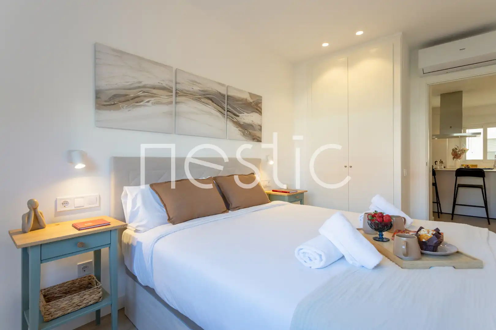 Dormitori de Apartament de lloguer en Madrid amb Aire condicionat, Calefacció i Moblat