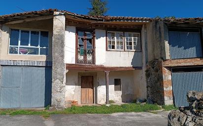 Vista exterior de Casa adosada en venda en Llanes amb Jardí privat