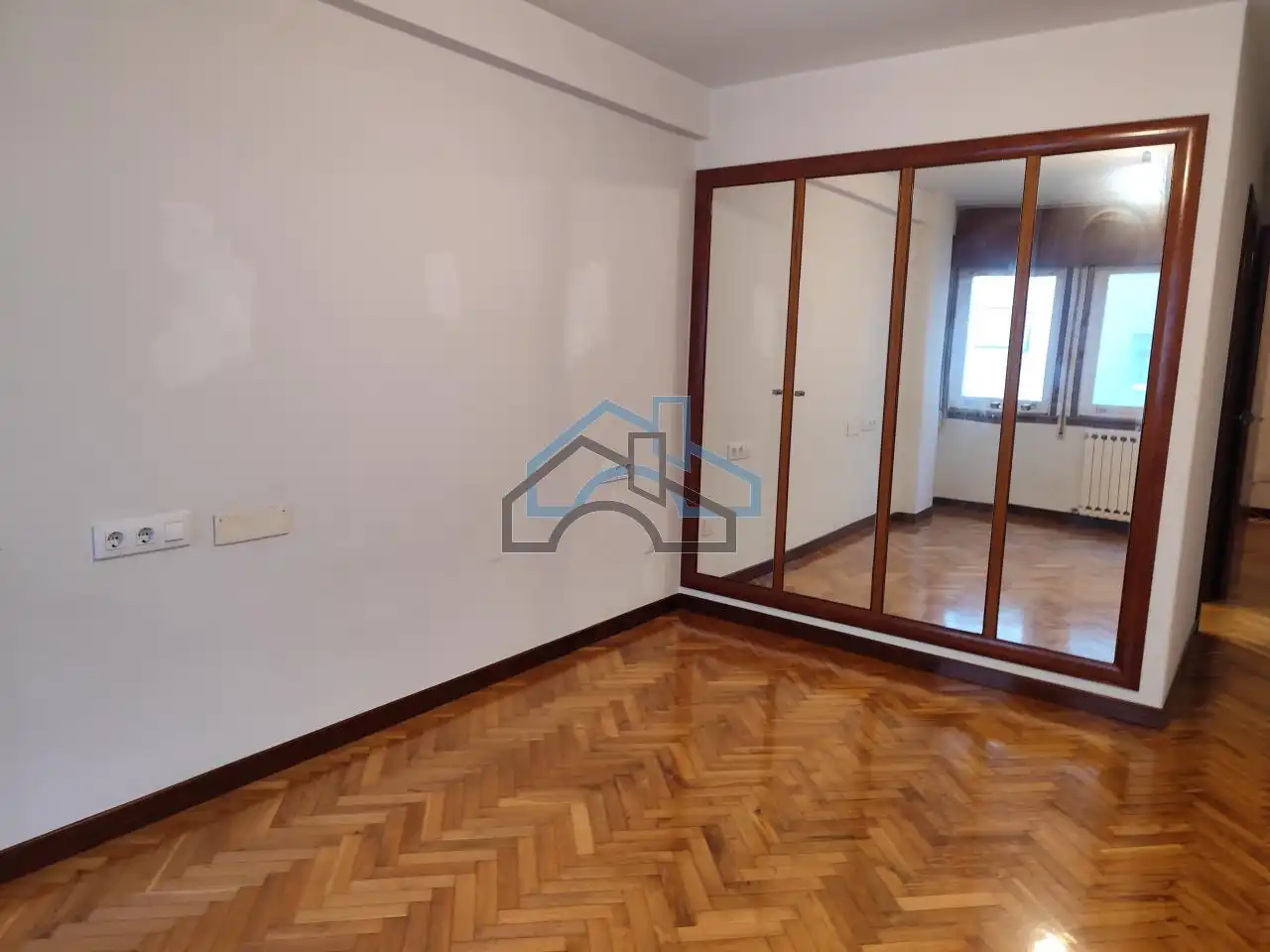 Dormitori de Pis de lloguer en A Coruña Capital  amb Calefacció, Parquet i Traster