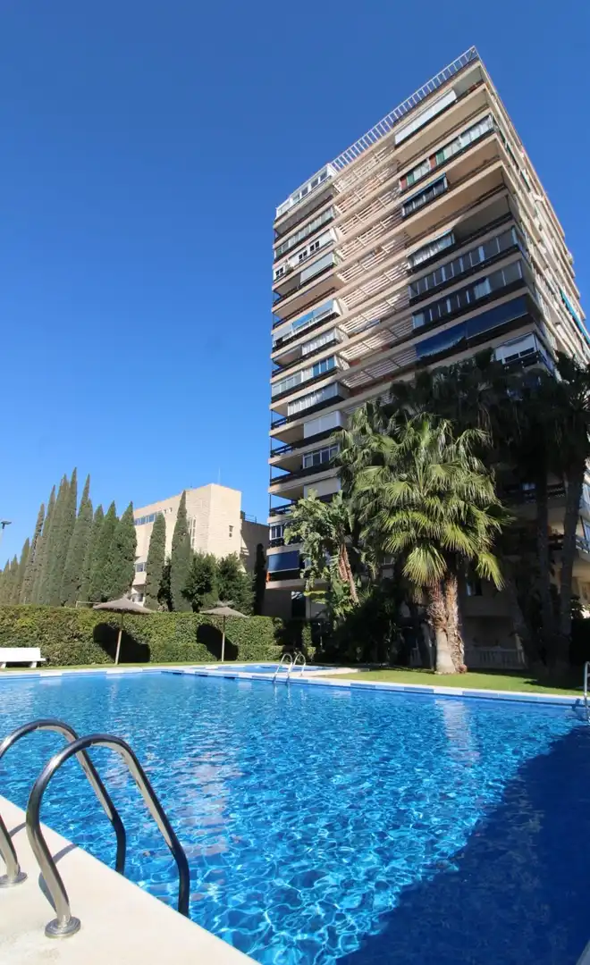 Vista exterior de Àtic en venda en Alicante / Alacant amb Terrassa, Balcó i Piscina comunitària