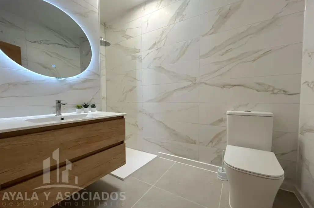 Badezimmer von Einfamilien-Reihenhaus zum Verkauf in Cartagena mit Klimaanlage, Heizung und Privatgarten