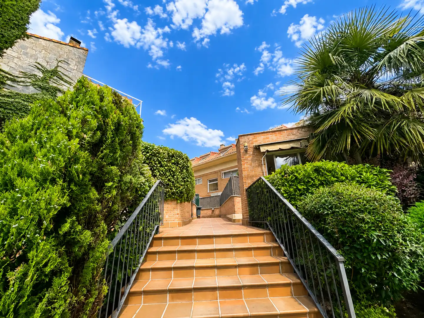 Vista exterior de Dúplex en venta en Torrelodones con Piscina comunitaria