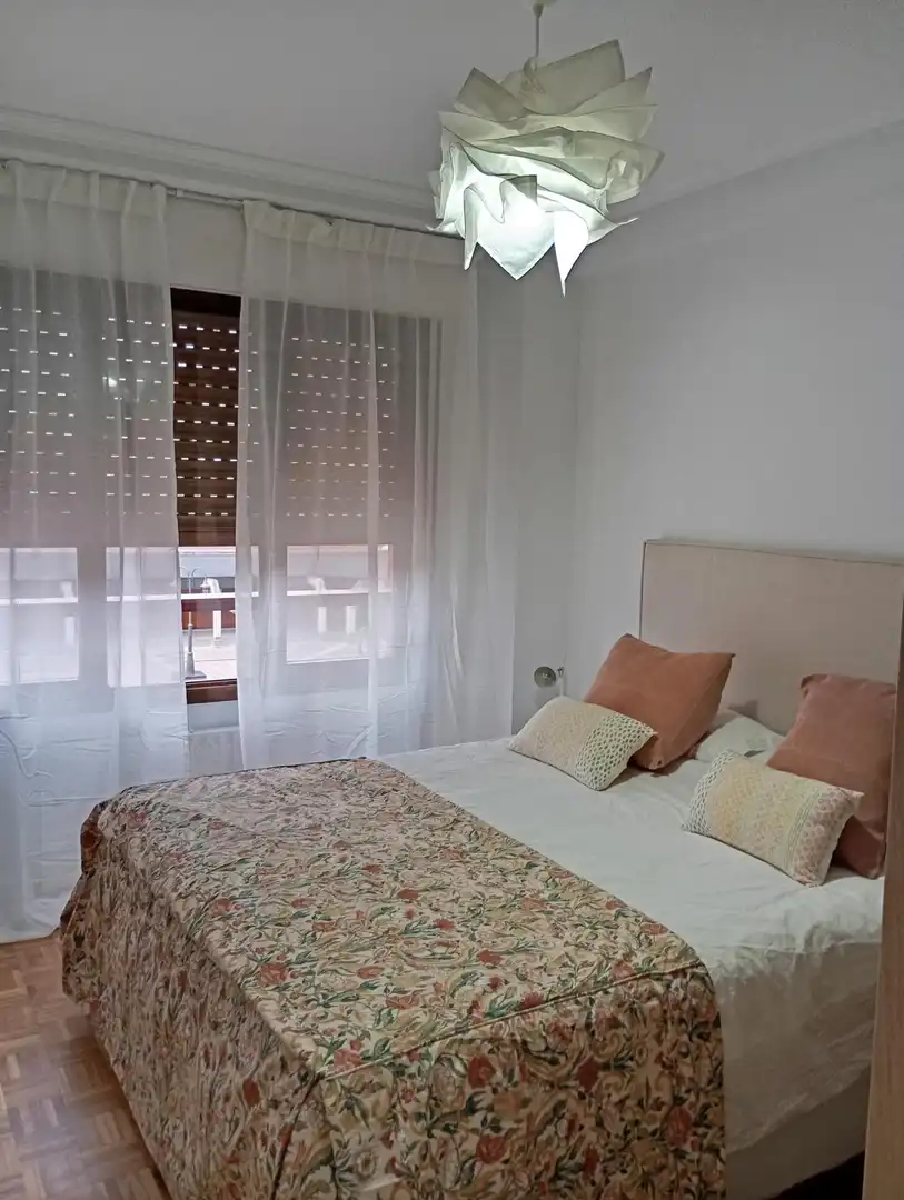 Schlafzimmer von Wohnung zur Miete in Gijón  mit Heizung, Parkett und Möbliert