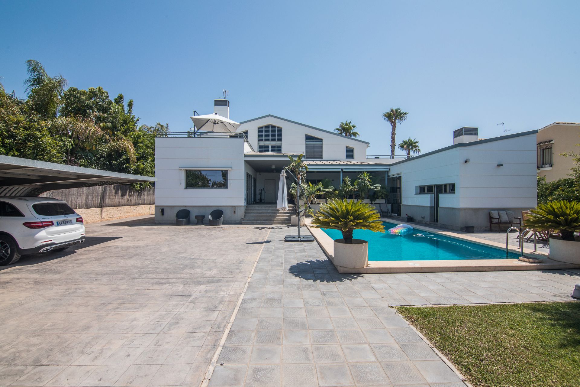 Vista exterior de Casa o xalet en venda en Elche / Elx amb Aire condicionat, Calefacció i Jardí privat