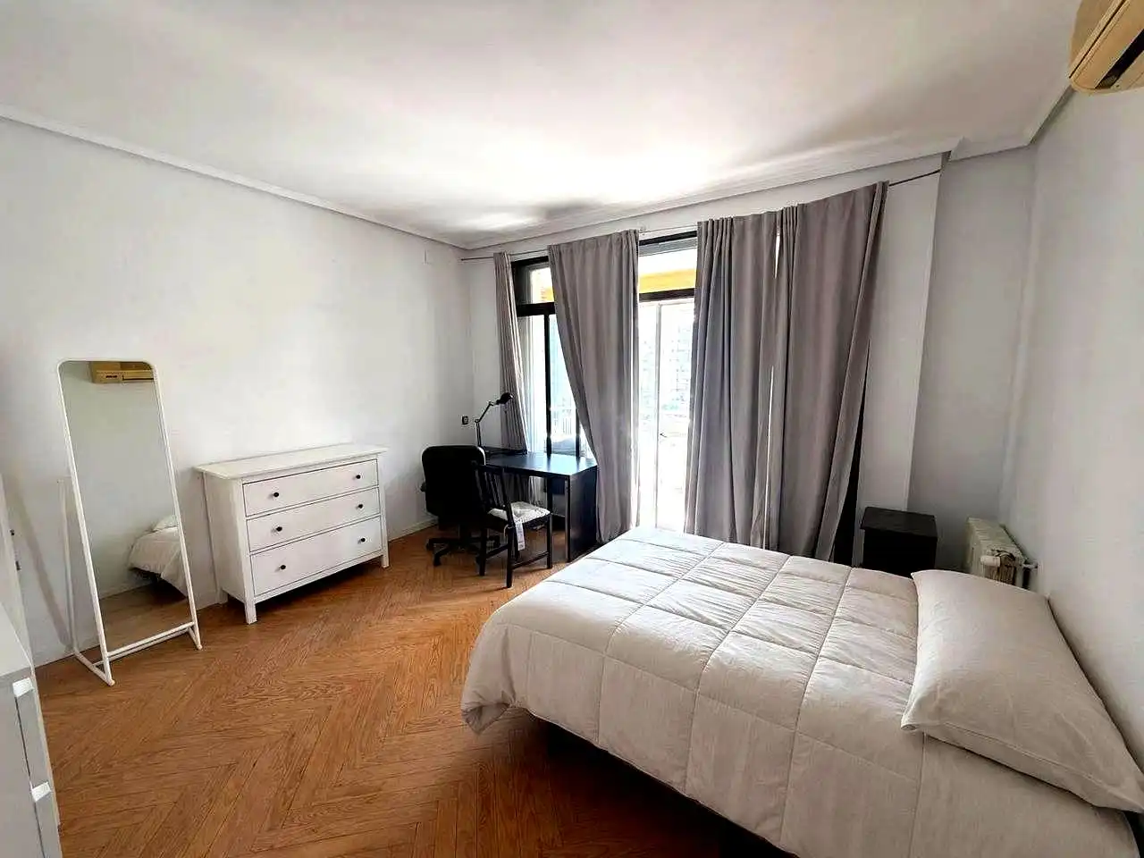 Bedroom of Flat for rent in Madrid  with Air Conditioner, Heating and Terrace