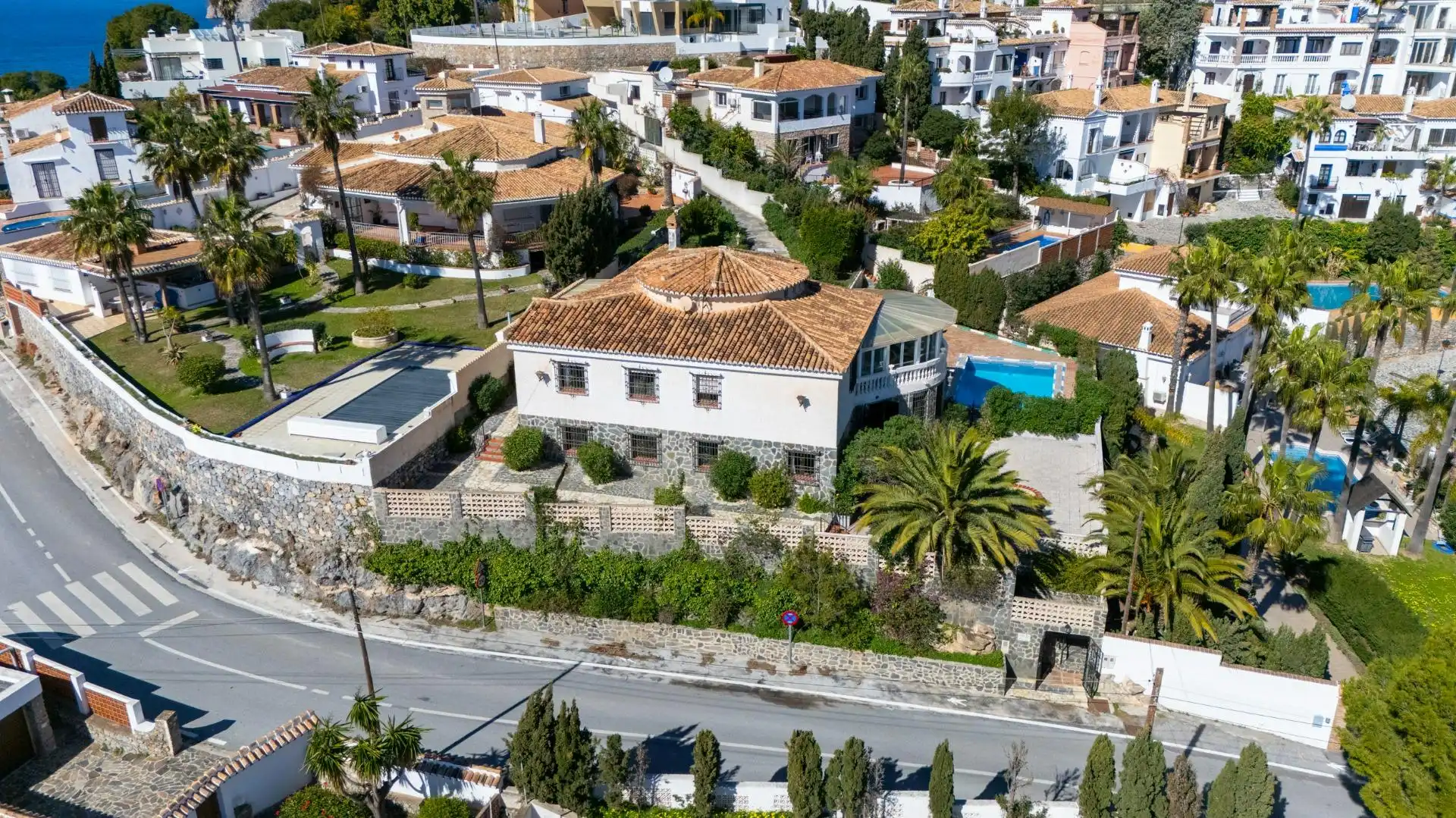 Vista exterior de Casa o xalet en venda en Almuñécar amb Aire condicionat, Jardí privat i Terrassa