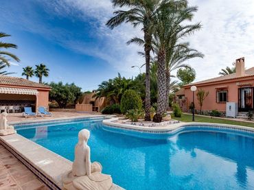 Villa con piscina in vendita a Zona Carrefour - Urbanizaciones