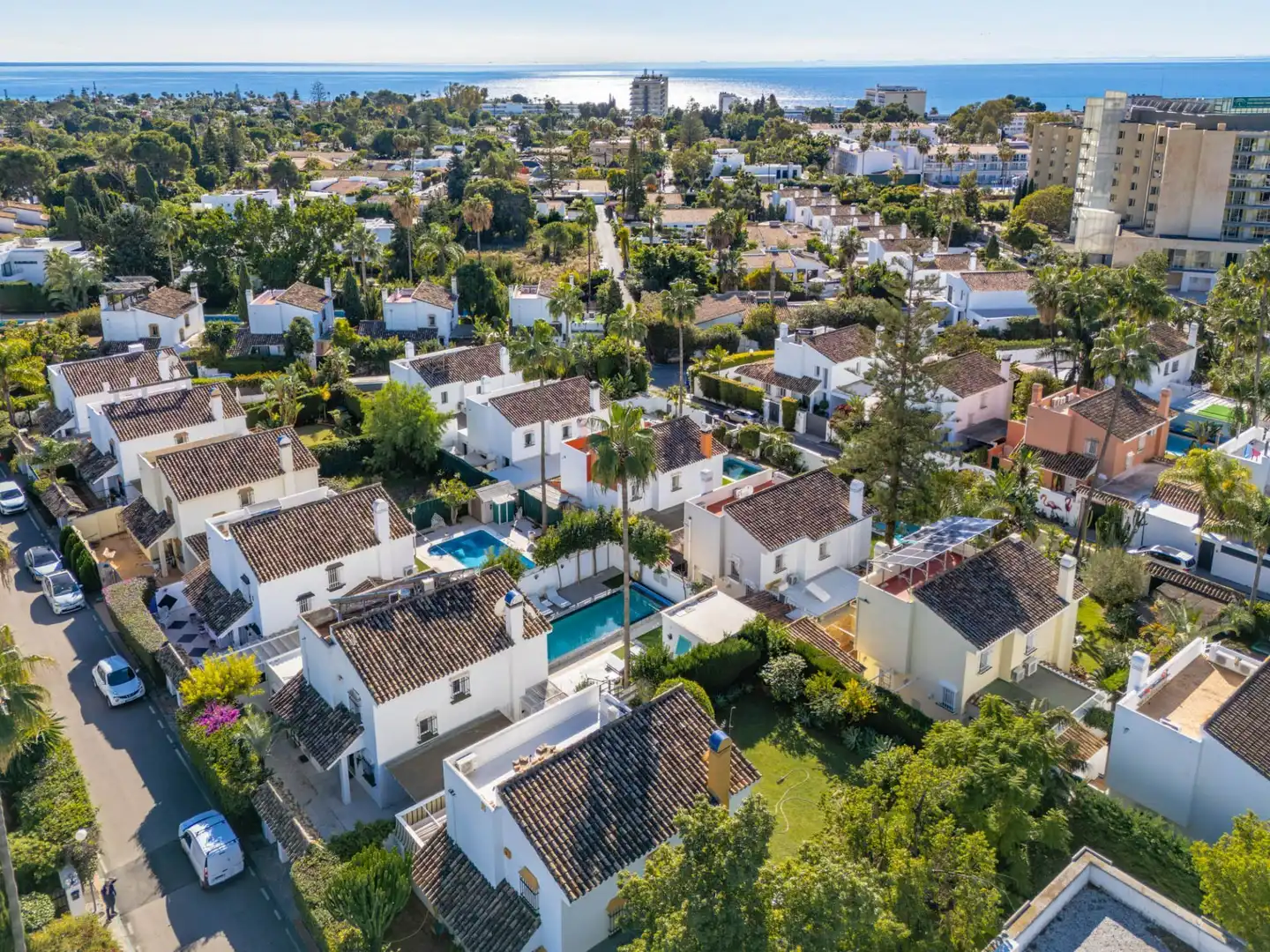 Vista exterior de Casa o xalet en venda en Estepona amb Aire condicionat, Calefacció i Jardí privat