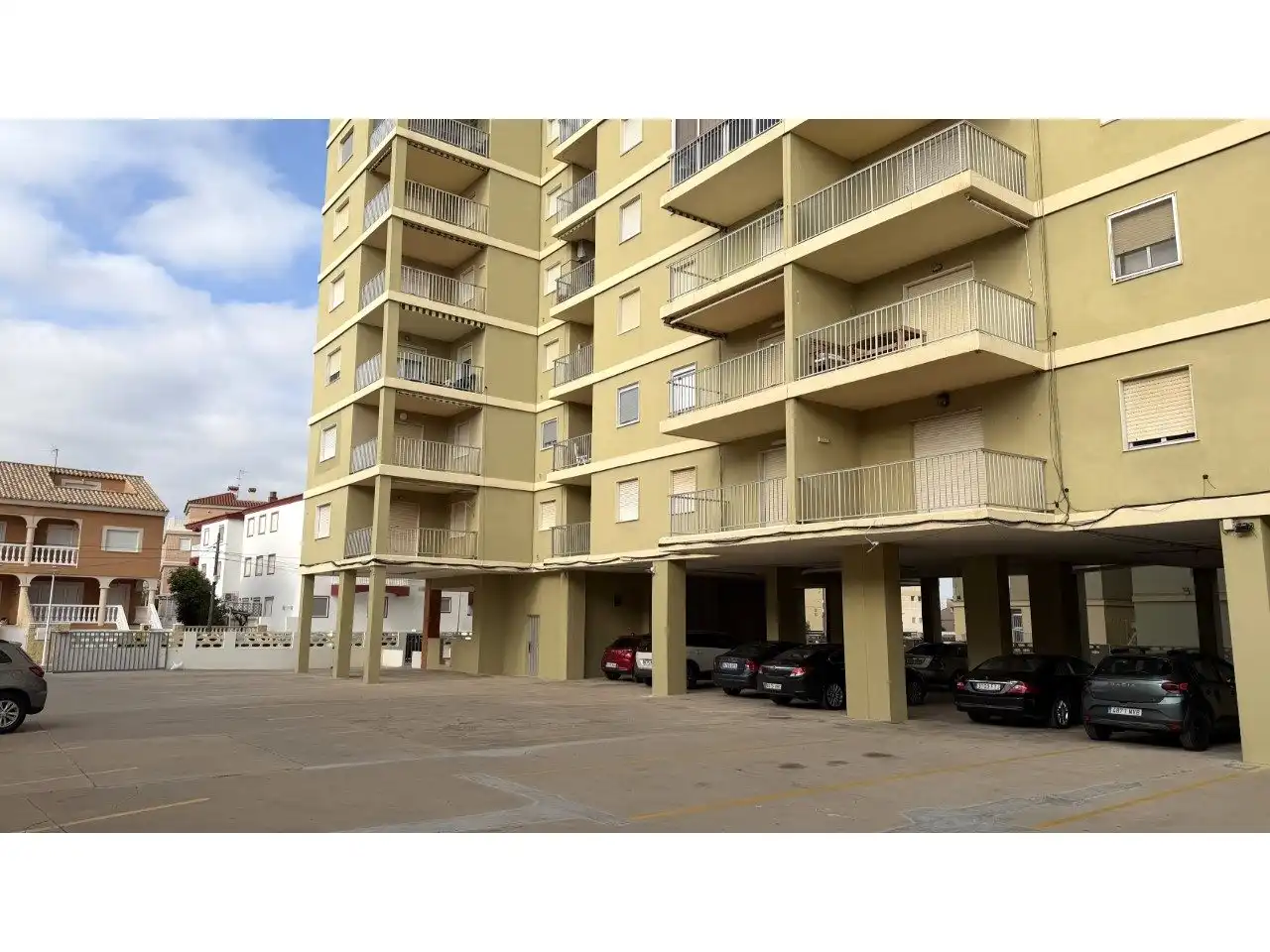Vista exterior de Pis en venda en Sueca amb Jardí privat i Terrassa