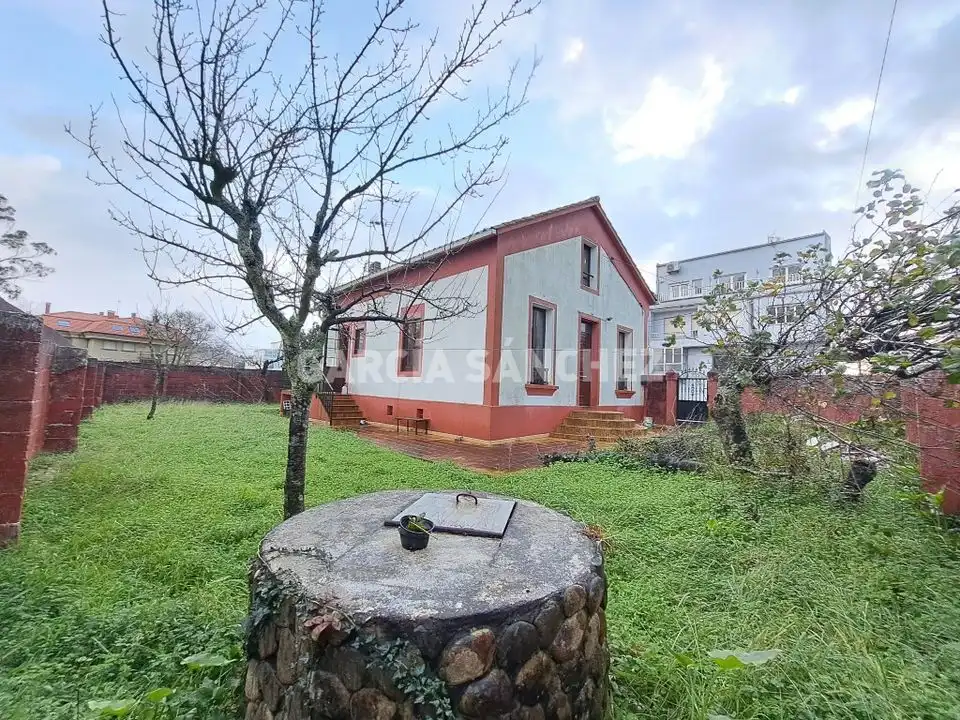 Vista exterior de Casa o xalet en venda en Boiro amb Jardí privat i Traster