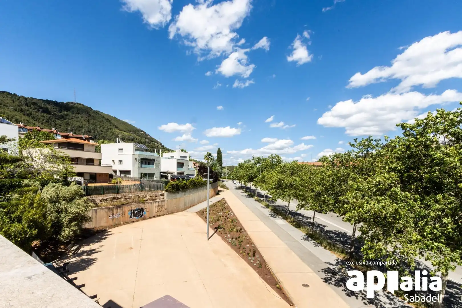 Vista exterior de Casa o xalet en venda en Castellar del Vallès amb Aire condicionat, Calefacció i Jardí privat