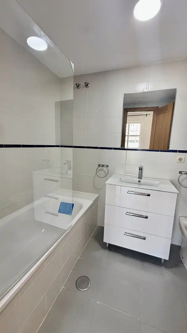 Badezimmer von Wohnung zur Miete in Cádiz