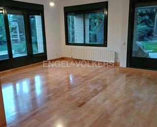 Sala d'estar de Casa adosada de lloguer en  Madrid Capital amb Aire condicionat, Jardí privat i Parquet