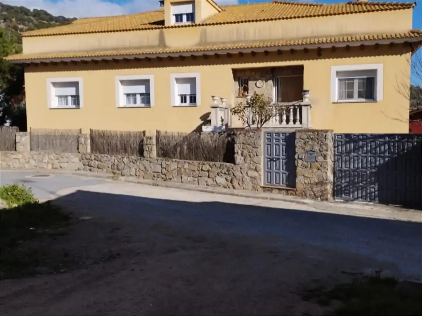 Vista exterior de Casa o xalet en venda en El Hoyo de Pinares  amb Piscina i Balcó