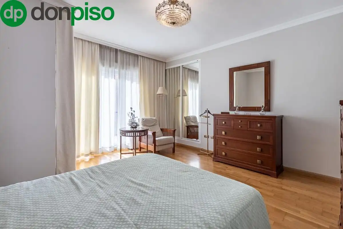 Habitación de Casa adosada en venta en Granada con Calefacción, Jardín privado y Terraza