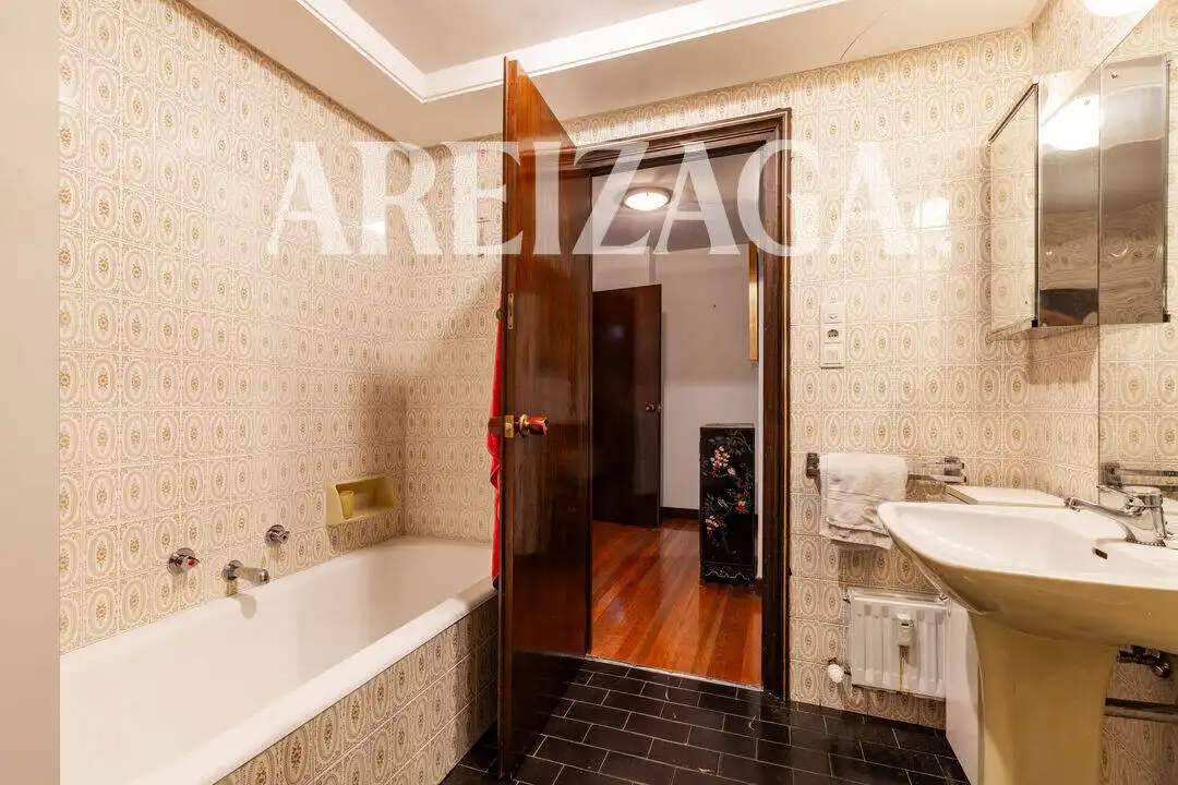 Baño de Piso en venta en Donostia - San Sebastián  con Calefacción, Terraza y Trastero
