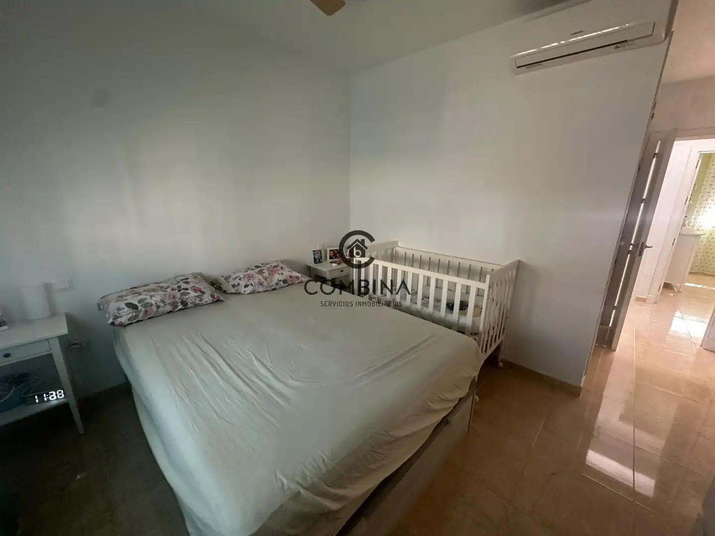 Schlafzimmer von Einfamilien-Reihenhaus zum Verkauf in Camas mit Klimaanlage, Terrasse und Abstellraum