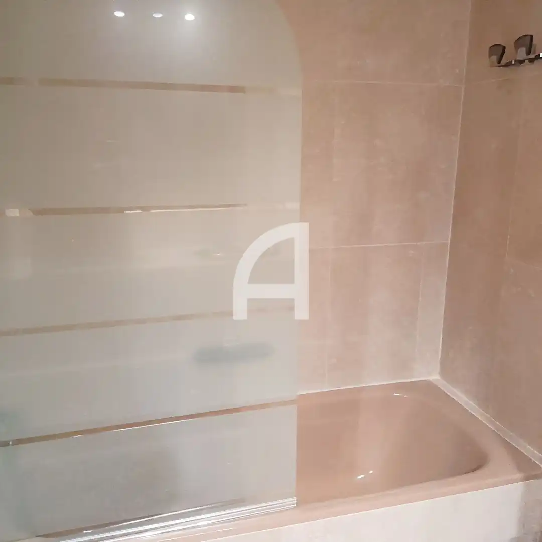 Bathroom of Flat for rent in Madrid  with Air Conditioner, Heating and Terrace