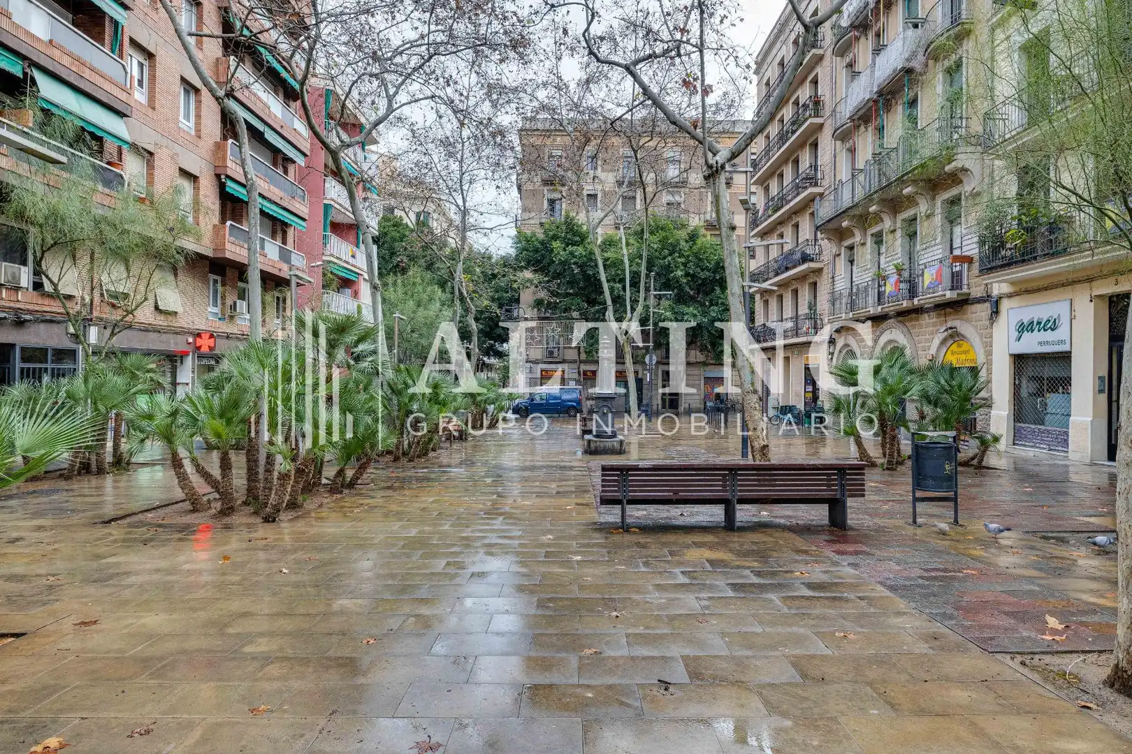 Vista exterior de Local en venda en Barcelona amb Aire condicionat i Moblat