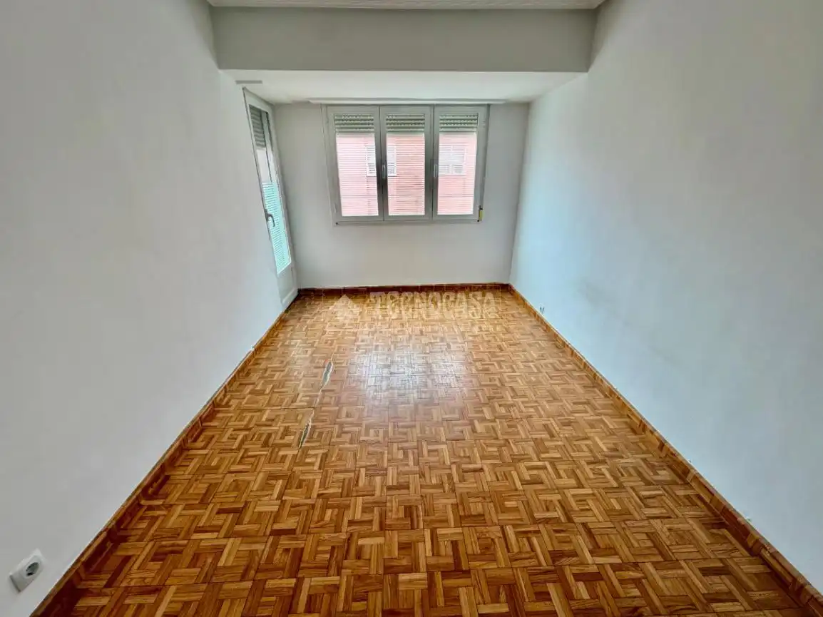 Habitación de Piso en venta en León Capital  con Calefacción, Terraza y Trastero