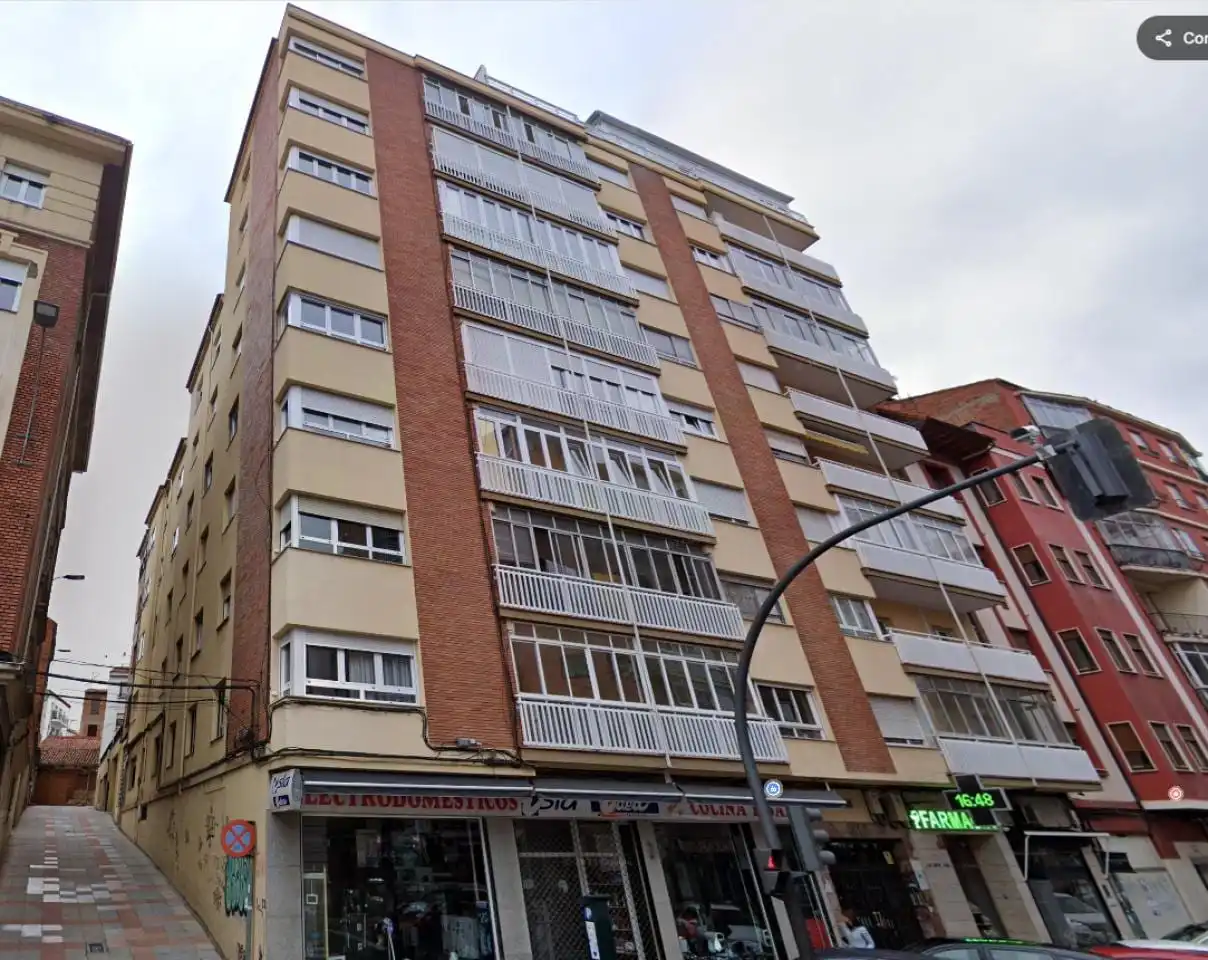 Vista exterior de Apartament en venda en León Capital  amb Calefacció i Parquet