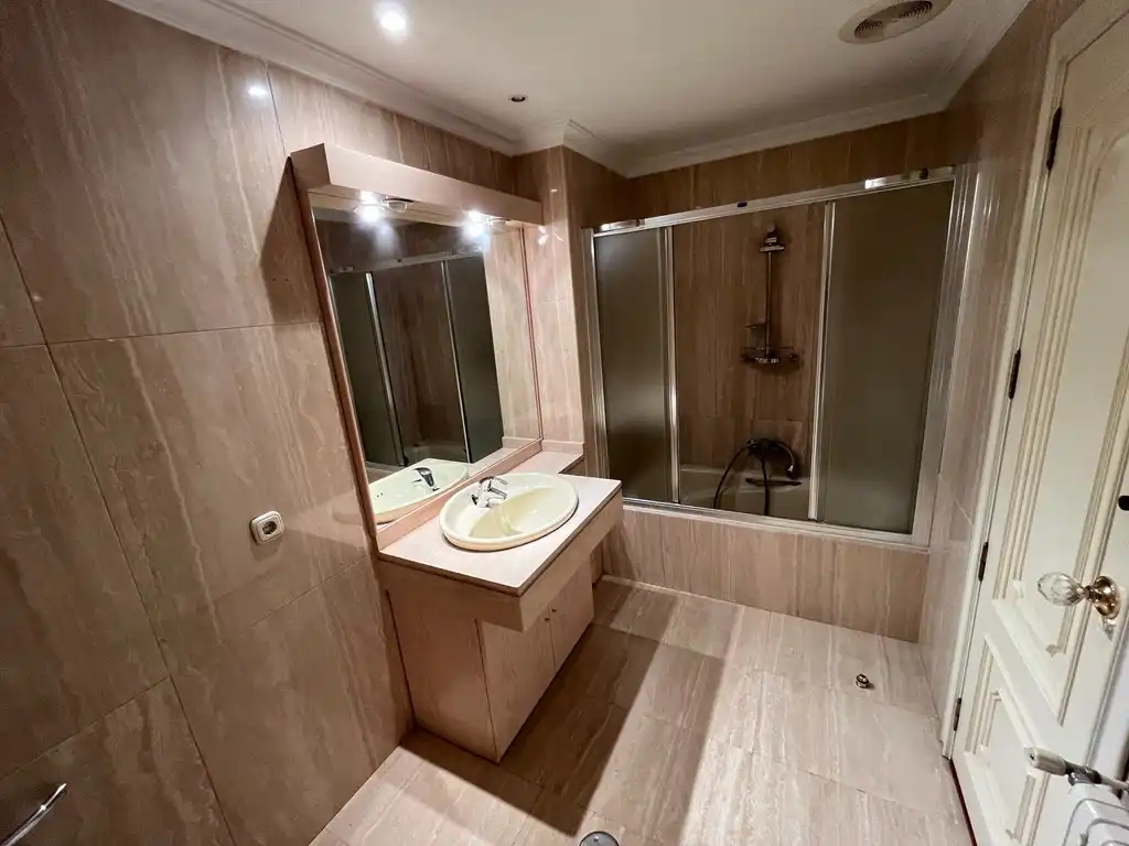 Bathroom of Flat for sale in Albacete  with Air Conditioner, Heating and Parquet flooring