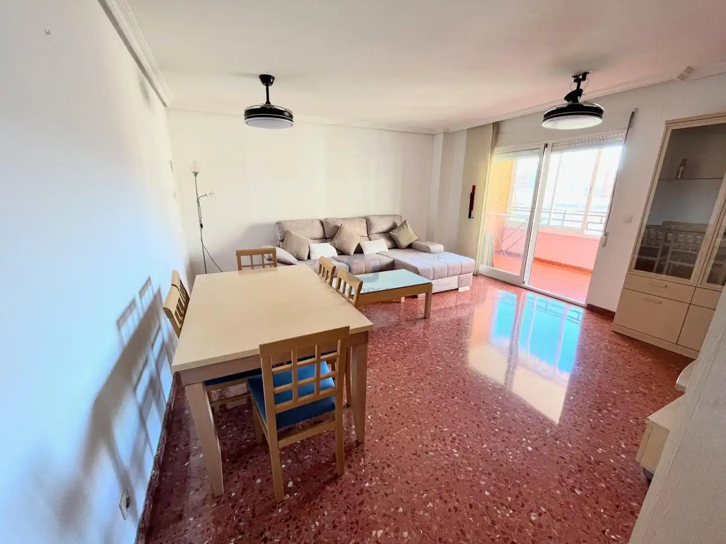 Sala de estar de Piso en venta en Alicante / Alacant con Jardín privado, Terraza y Piscina comunitaria