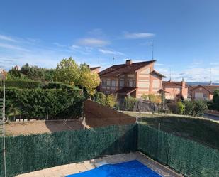 Vista exterior de Casa adosada en venda en Boecillo amb Aire condicionat, Calefacció i Jardí privat
