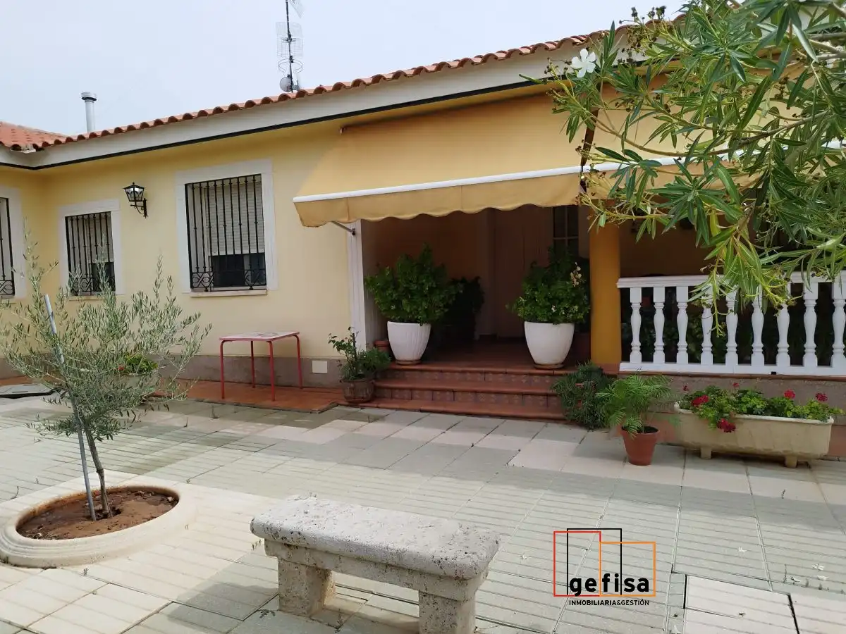 Jardín de Casa o chalet en venta en Valdepeñas con Calefacción, Trastero y Piscina