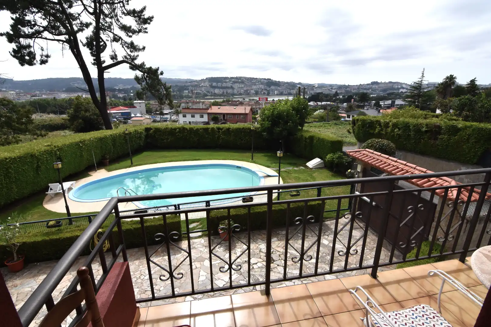Piscina de Casa o chalet en venta en Oleiros con Calefacción, Jardín privado y Parquet