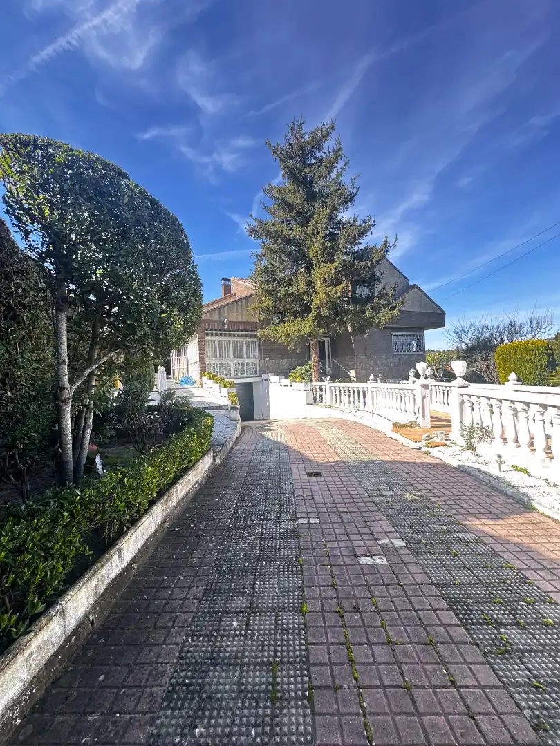 Vista exterior de Casa o chalet en venta en Las Rozas de Madrid con Aire acondicionado, Calefacción y Jardín privado