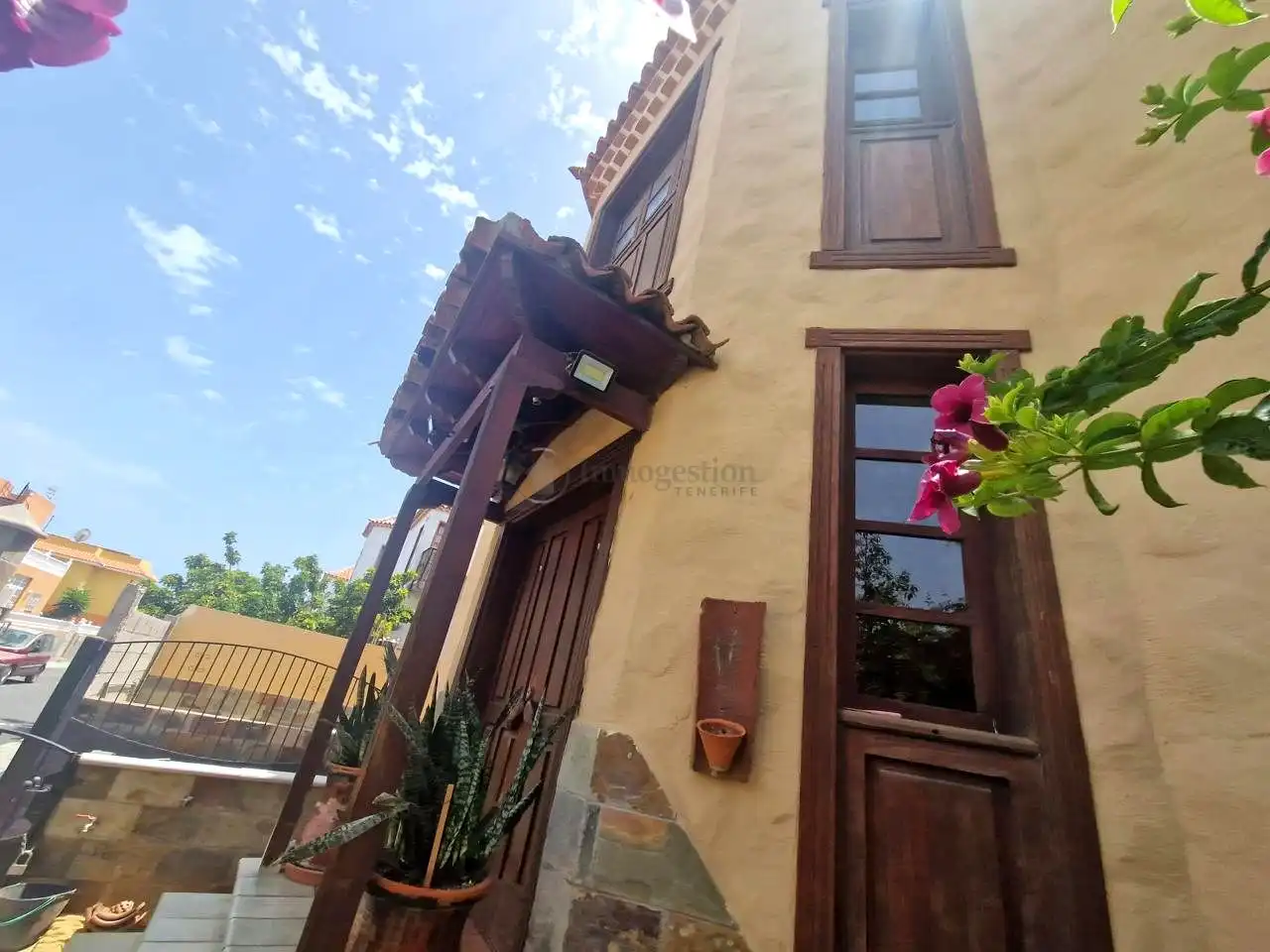 Vista exterior de Casa o xalet en venda en Arona amb Jardí privat, Terrassa i Traster