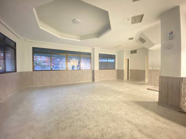 Local comercial en Alquiler en Calle Pedro Iñigo en Los Pinos - El Pilar