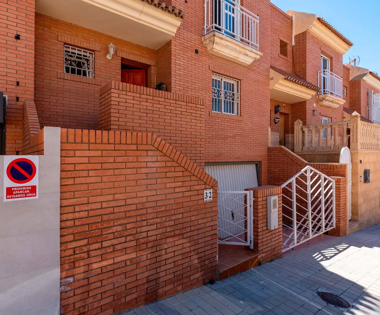 Vista exterior de Casa adosada en venda en Roquetas de Mar amb Terrassa