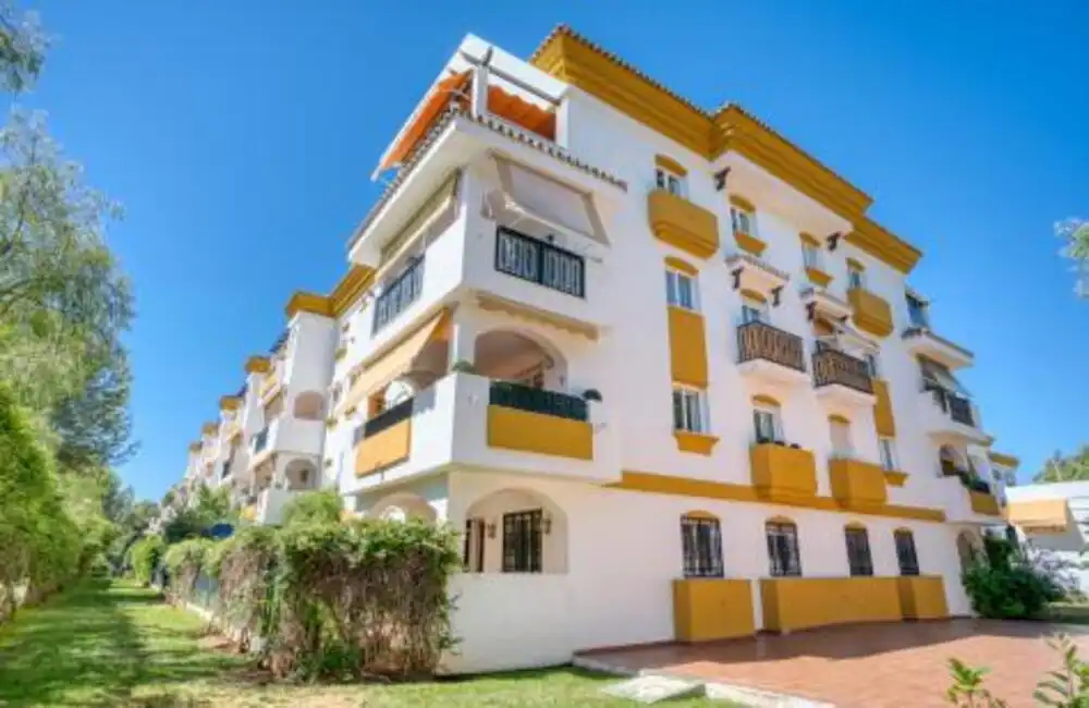 Vista exterior de Planta baja en venta en Marbella con Aire acondicionado, Terraza y Piscina