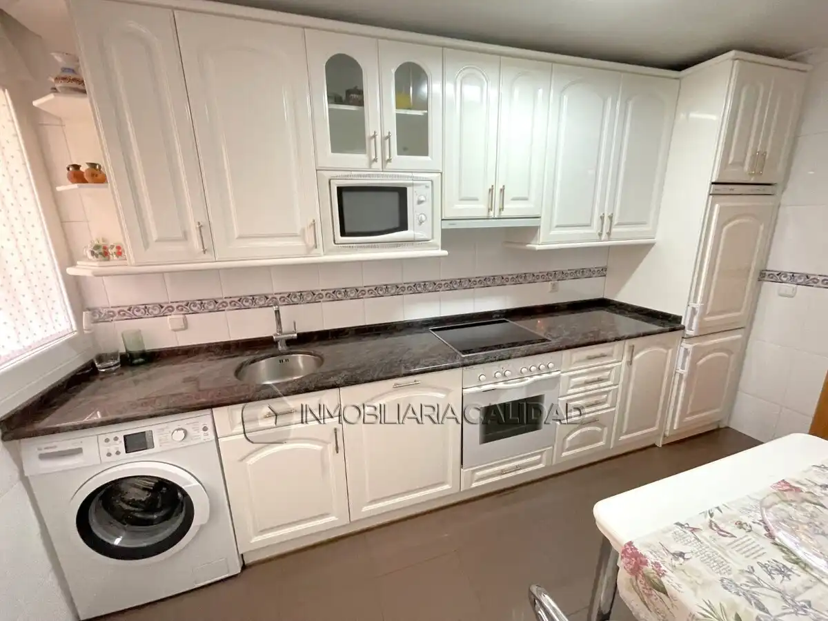 Cocina de Piso de alquiler en Burgos con Calefacción, Terraza y Amueblado