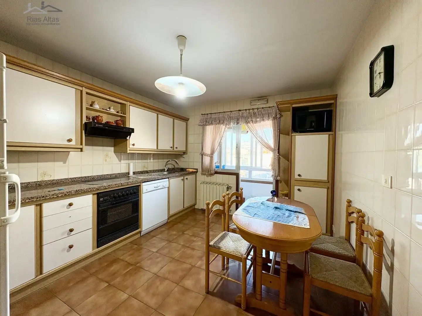 Cocina de Piso en venta en Cambre  con Calefacción, Parquet y Trastero