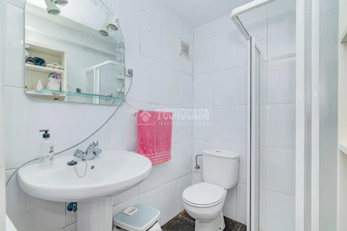 Baño de Casa adosada en venta en Loja con Aire acondicionado, Calefacción y Jardín privado
