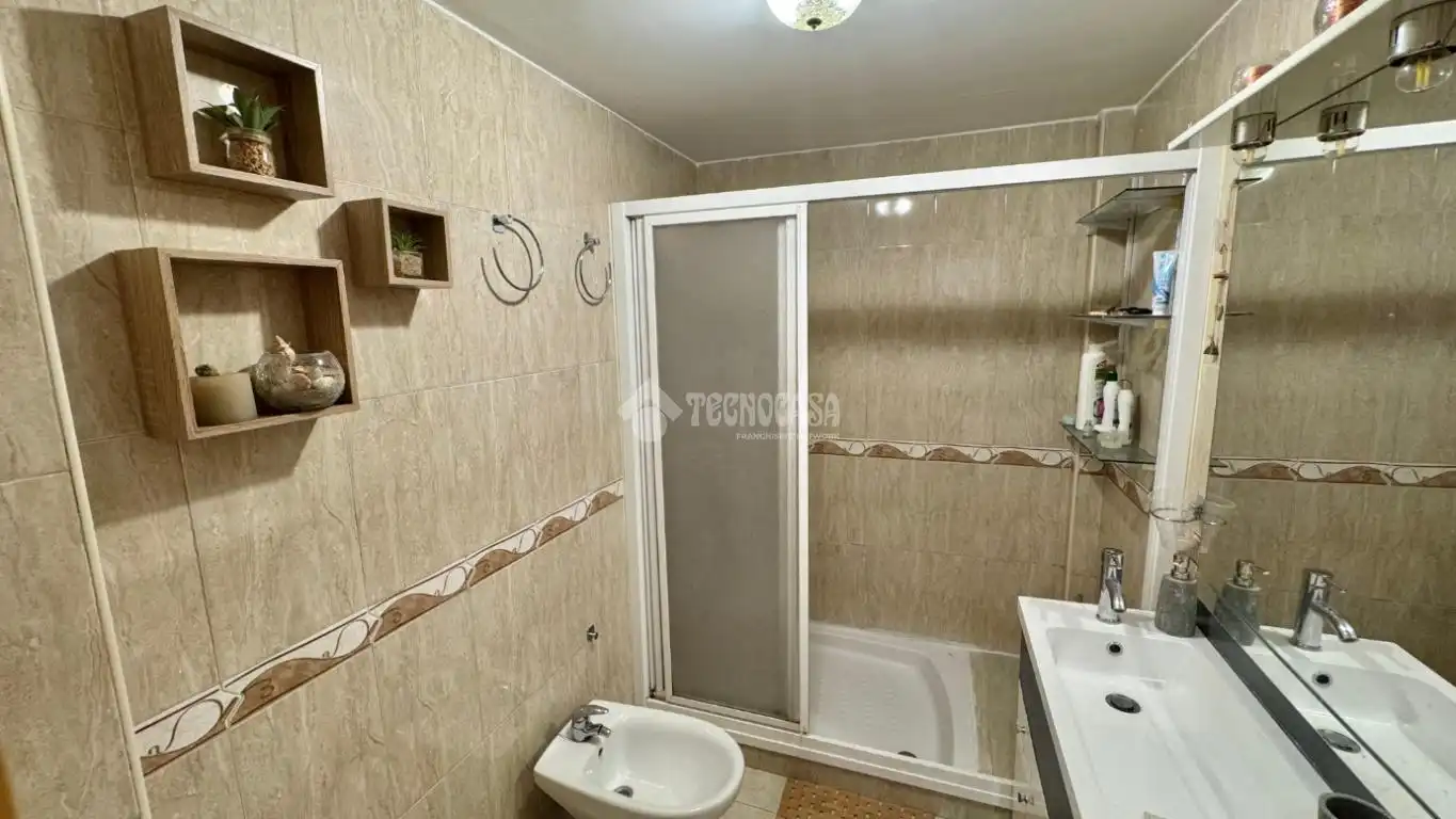 Baño de Piso de alquiler en Granada con Amueblado
