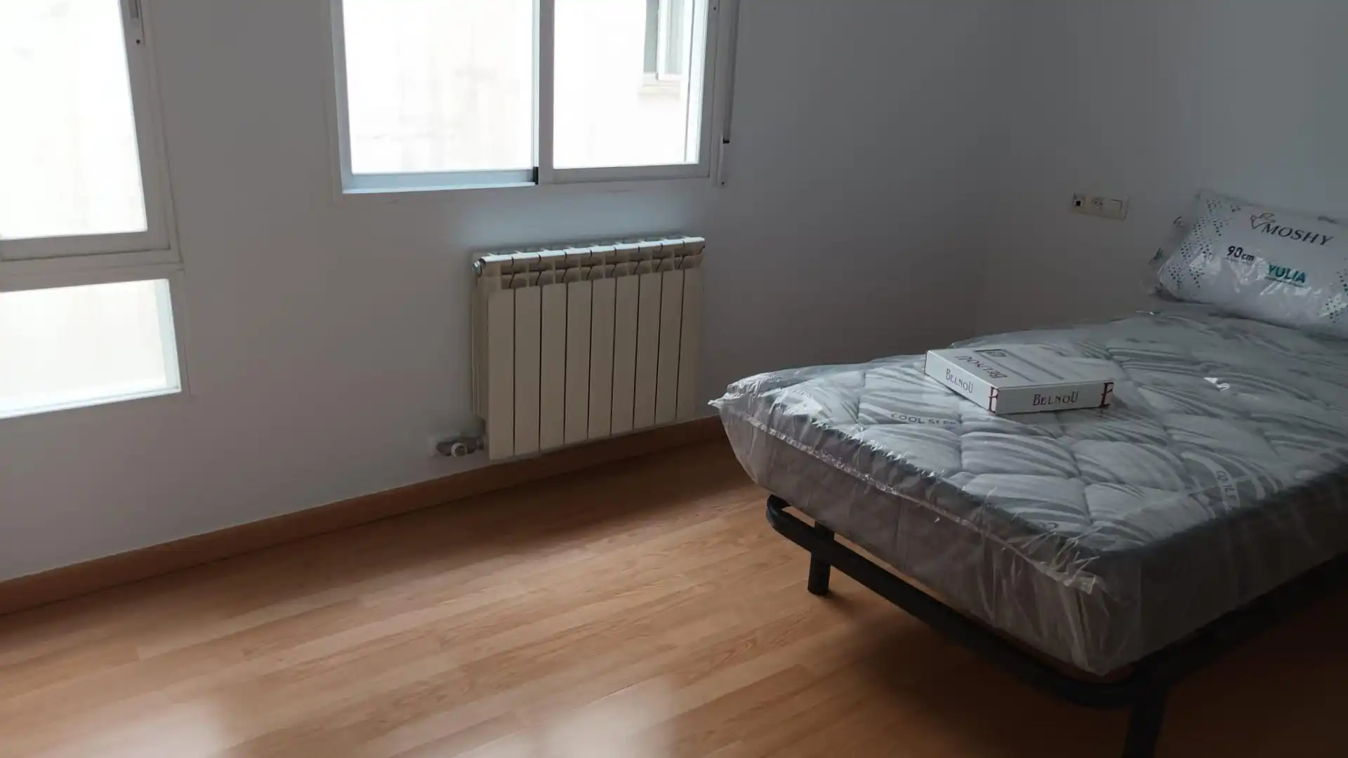 Habitación de Piso de alquiler en Granada con Aire acondicionado, Calefacción y Amueblado