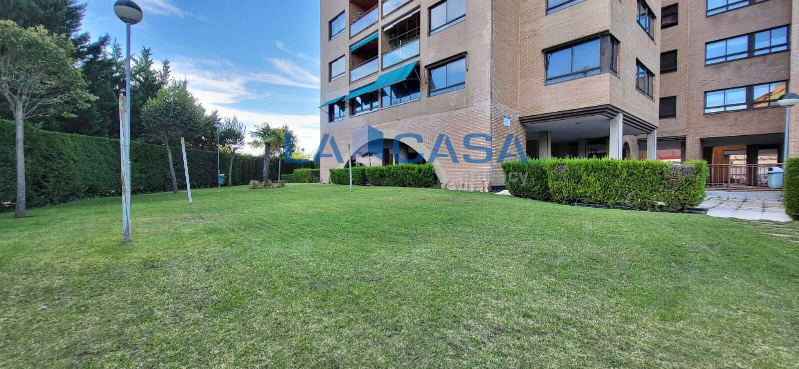 Exterior view of Flat for sale in Valladolid Capital  with Heating, Storage room and Swimming Pool