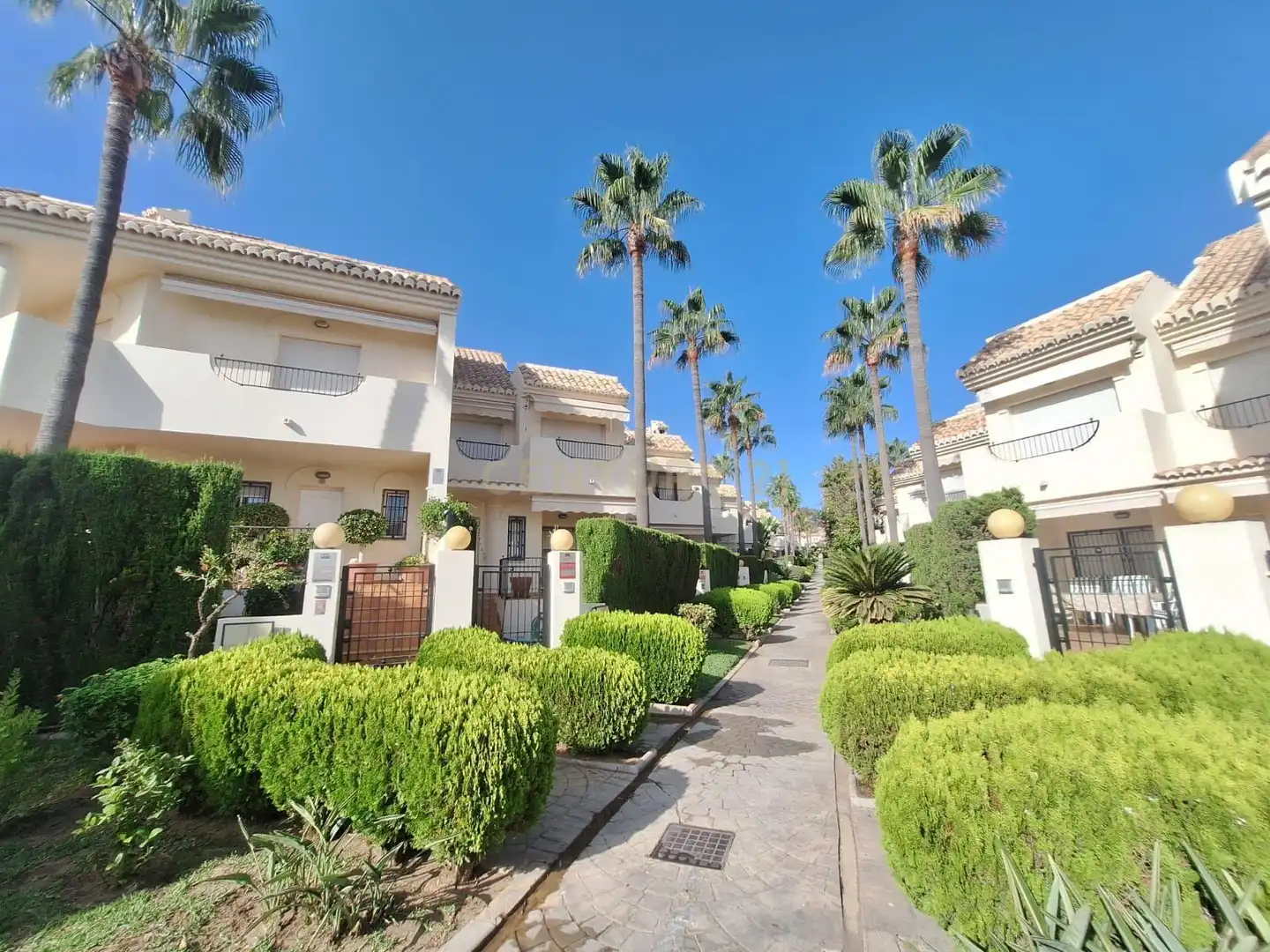 Vista exterior de Casa adosada de alquiler en Marbella con Aire acondicionado, Trastero y Piscina