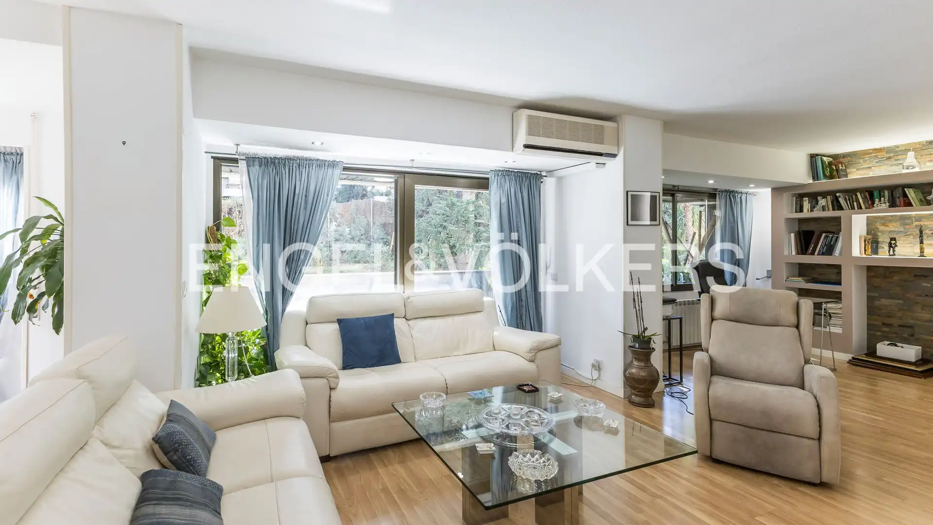 Sala d'estar de Pis en venda en  Madrid Capital amb Aire condicionat, Calefacció i Piscina