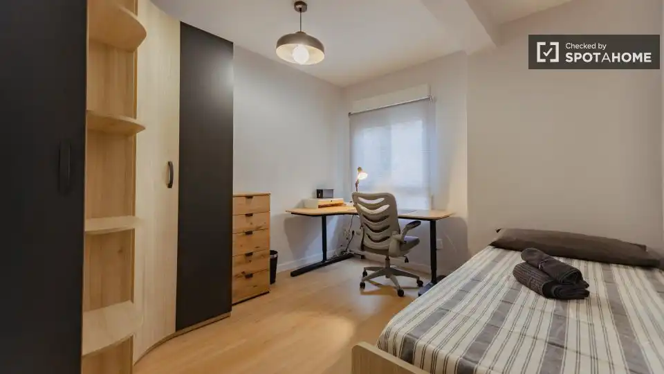 Habitación de Piso de alquiler en Valencia con Aire acondicionado, Calefacción y Amueblado
