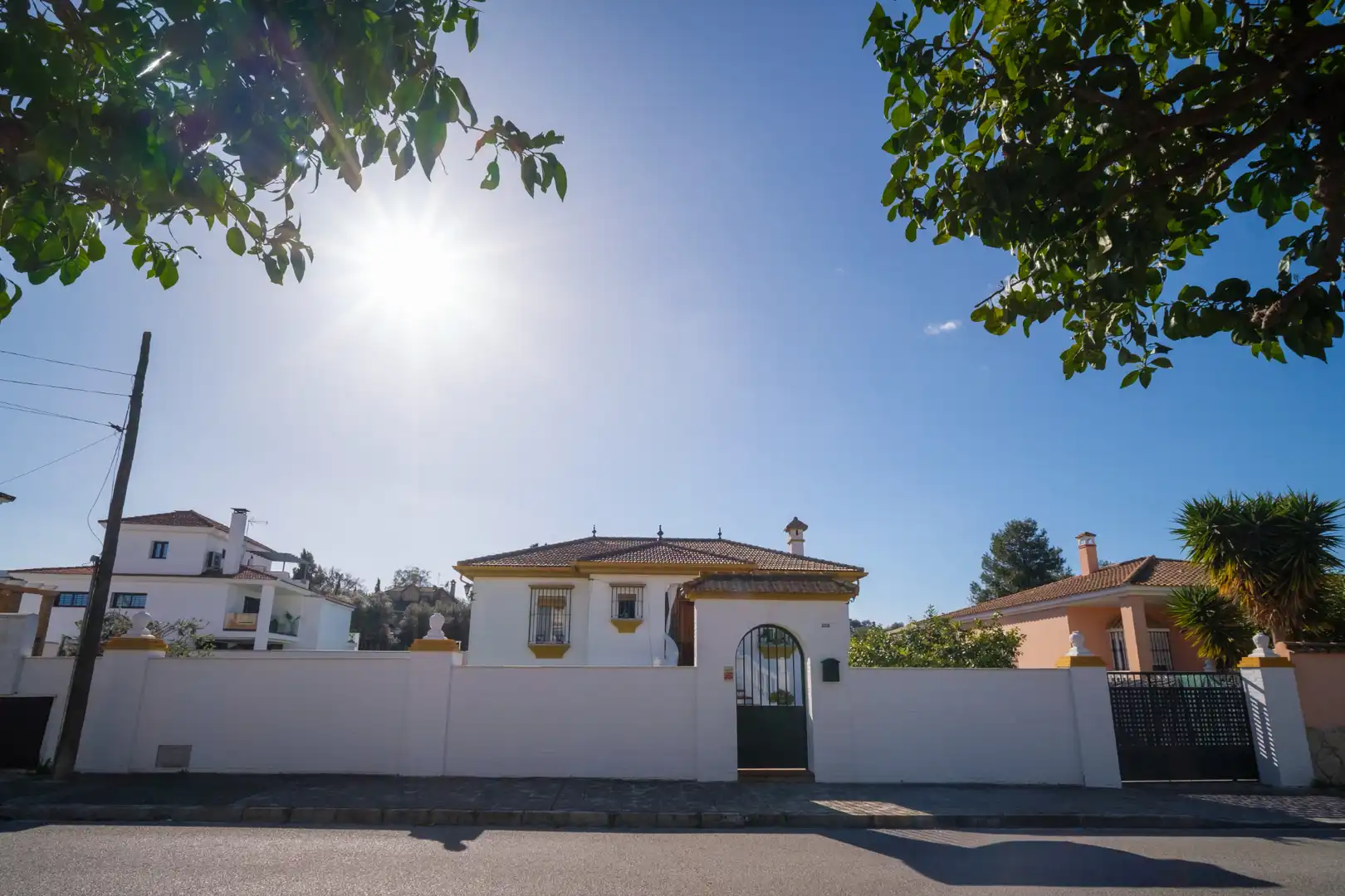 Vista exterior de Casa o xalet en venda en Montequinto amb Jardí privat, Terrassa i Moblat