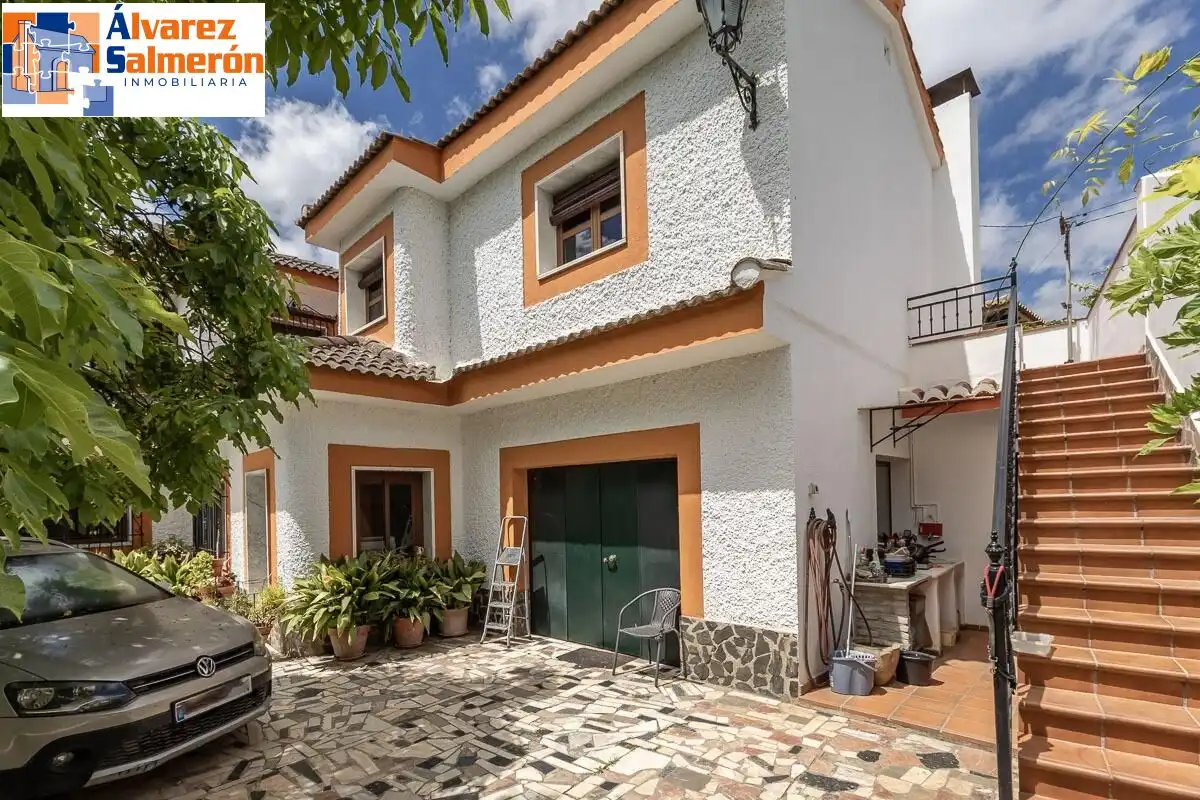Vista exterior de Casa o chalet en venta en Huétor Vega con Aire acondicionado, Calefacción y Jardín privado