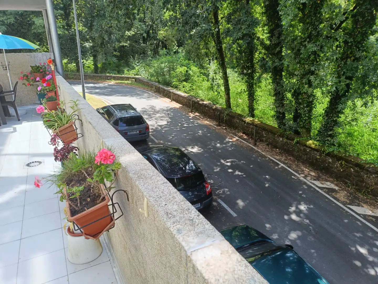 Außenansicht von Wohnung zum Verkauf in Brión mit Heizung, Terrasse und Abstellraum