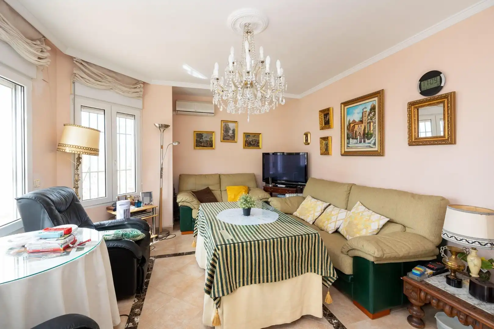 Living room of Houses for sale in Barrio de la Vega