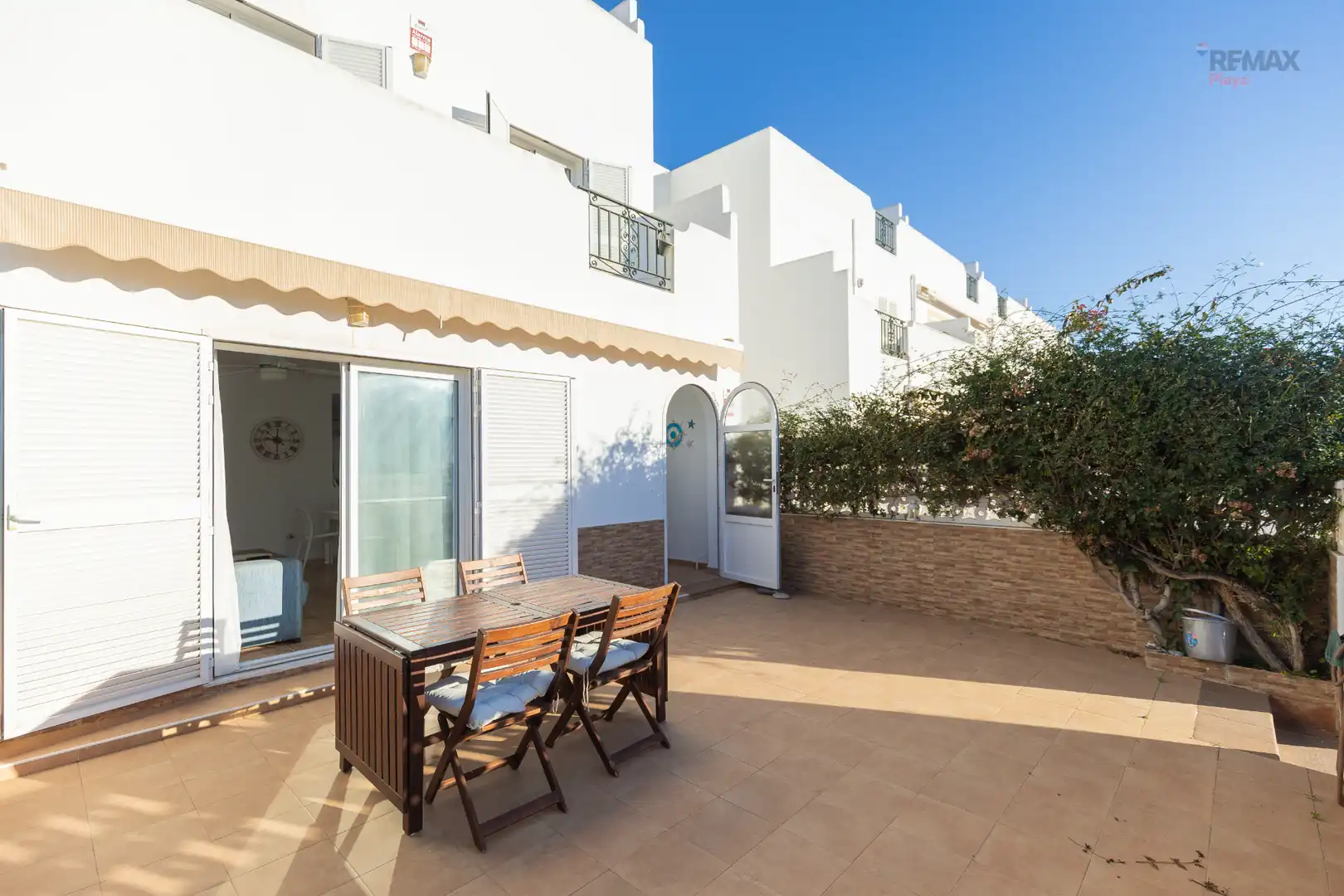 Terraced house with pool for sale in Calle Magallanes 142