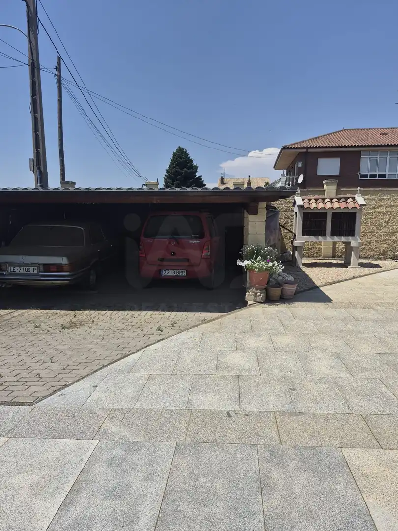 Aparcament de Casa o xalet en venda en Chozas de Abajo amb Calefacció i Piscina